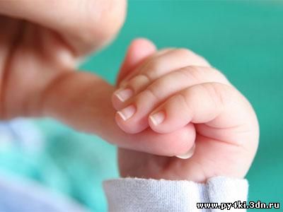 Как подстричь ногти новорожденному?