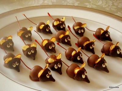 Сладкий сувенир: мышата из вишен и шоколада.