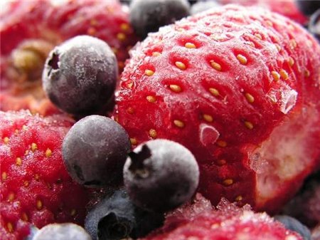 Как правильно замораживать ягоды и фрукты?